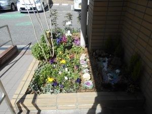 花壇のある外観前庭  