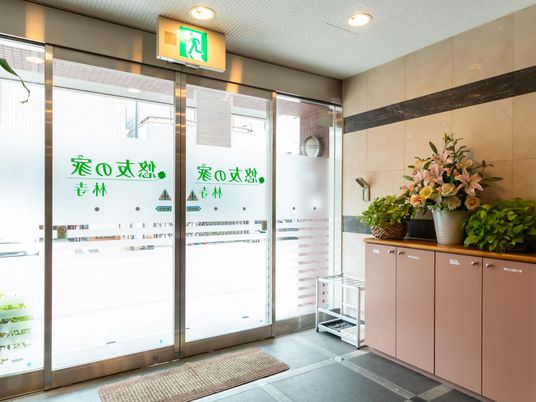 花が飾られた入口