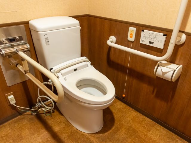 手すり付きの設備トイレ トイレ 手すりが設置されたトイレは、安全で使いやすい環境です。設備が整っており安心して利用できます。