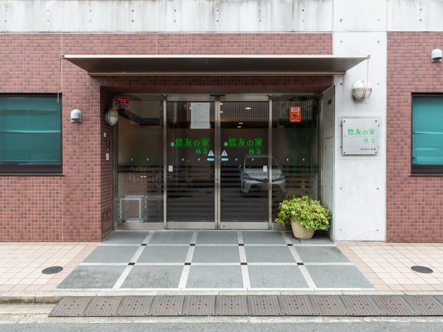 親しみやすいエントランス エントランス 広々としたエントランスは、訪れる方々を静かに迎え入れます。植物がそばに置かれ、心を癒します。