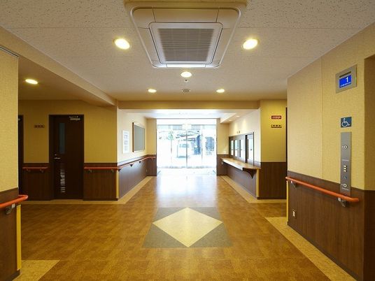 明るく広々した廊下