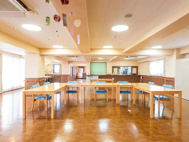広々とした食堂 食堂 自然光が差し込む明るい空間で、ゆったりとくつろげます。車椅子の方も快適に利用可能です。