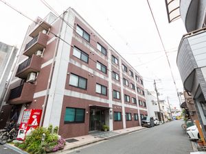 落ち着いた色合いの建物外観