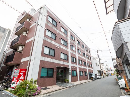 落ち着いた色合いの建物外観