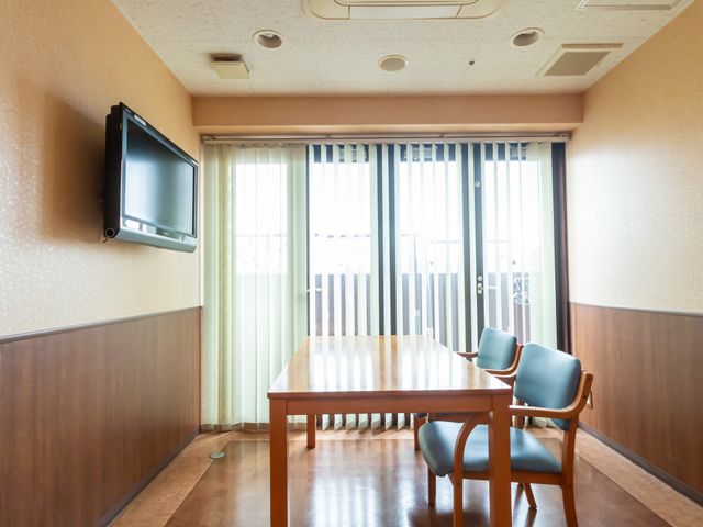 窓際のラウンジ ラウンジ 自然光が差し込む明るい空間で、談話やリラックスに最適なエリアです。