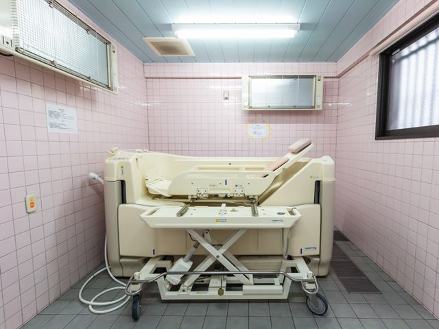 清潔な機械浴室 浴室 明るい照明と清潔な設備が整った機械浴室です。介助が必要な方も安心して利用できます。