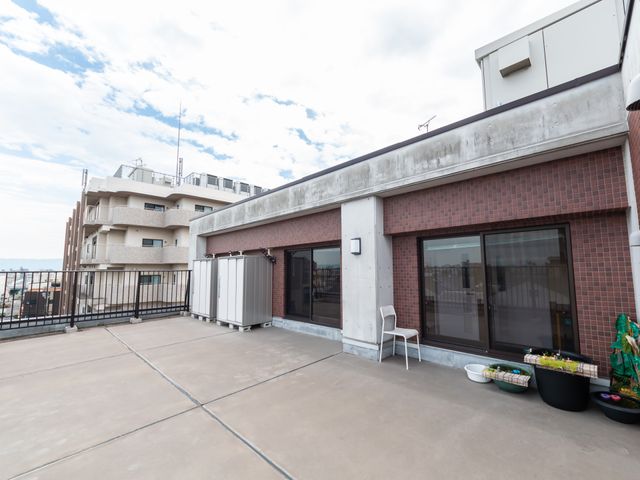 広々としたテラス テラス 広々としたテラスです。屋外でリラックスしたひとときを過ごすのに最適です。