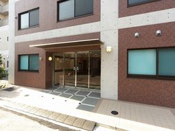 レンガ調の明るいエントランス
