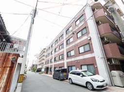 車が停まる建物の外観