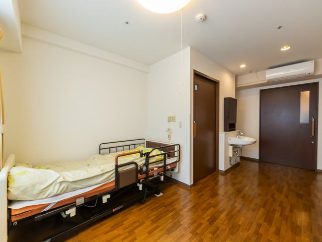 シンプルで居心地良い居室 居室 落ち着いた色調で整えられた居室です。ベッドがあり、リラックスできる空間となっています。
