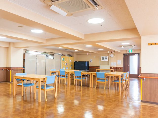 開放感のあるリビング リビング 広々とした空間で、自然光が差し込む明るいリビングです。職員との交流や休憩に最適な場所です。