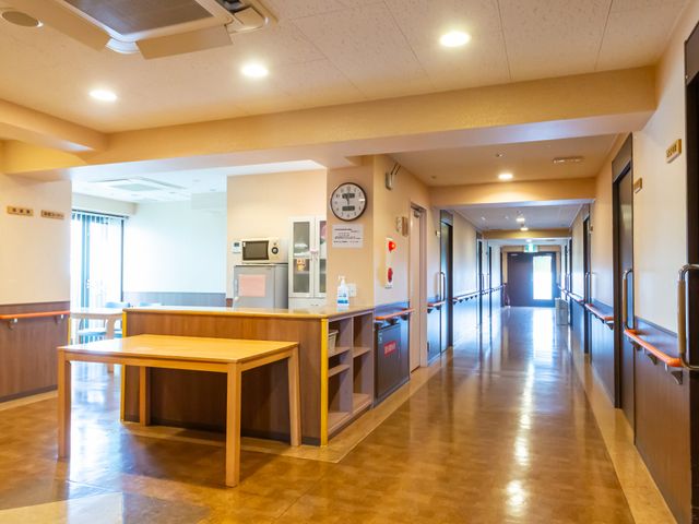 明るい廊下 廊下 広々とした廊下は、明るく清潔な印象です。手すりも設置され、移動が安心です。