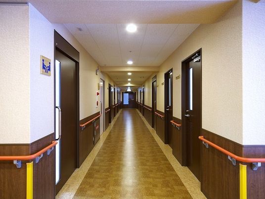 清潔感のある施設の廊下