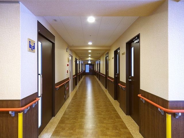 清潔感のある施設の廊下 廊下 手すりが設けられた明るく清潔な廊下です。ゆったりとした通路は日々の移動を快適にします。