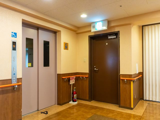 手摺が設置された廊下 廊下 安全に配慮された手摺が設置された廊下です。快適に移動できるよう工夫されています。
