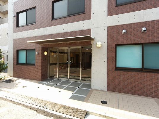 赤茶色の壁のエントランス