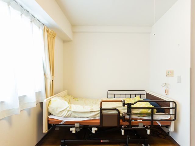 居室のベッド 居室 自然光が射し込む明るい空間に設置されたベッドで、心地よい休息をサポートします。