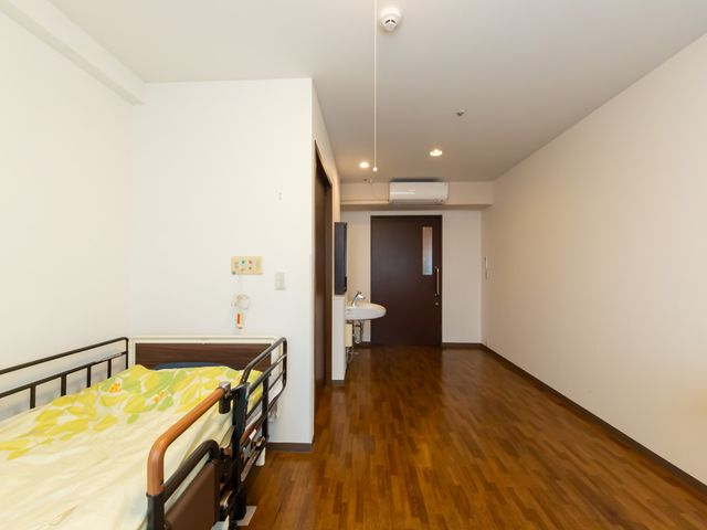 広々とした居室 居室 広々とした空間と木質のフローリングが印象的なお部屋です。くつろいだ時間を過ごせます。