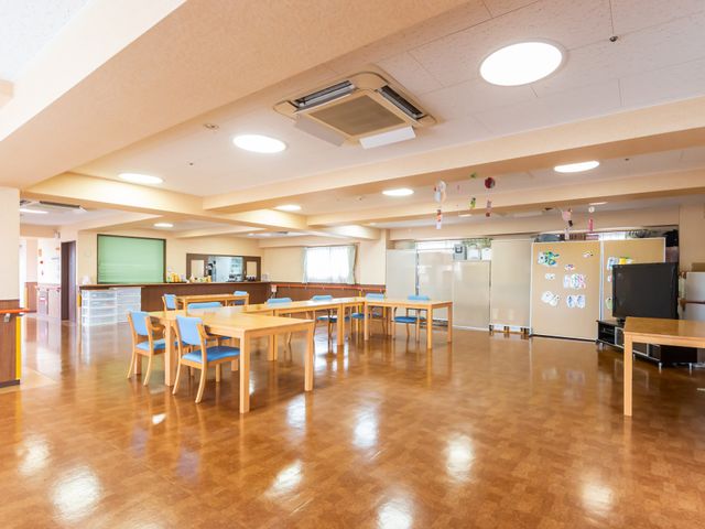開放的な共有スペース リビング 広々とした共用スペースで、自然光が差し込む明るい雰囲気です。リラックスできる環境が整っています。