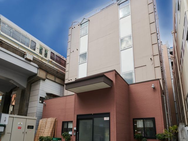 駅近くの施設外観 外観 利便性の高い場所に位置するモダンな建物です。交通アクセスが良好で通勤に便利です。