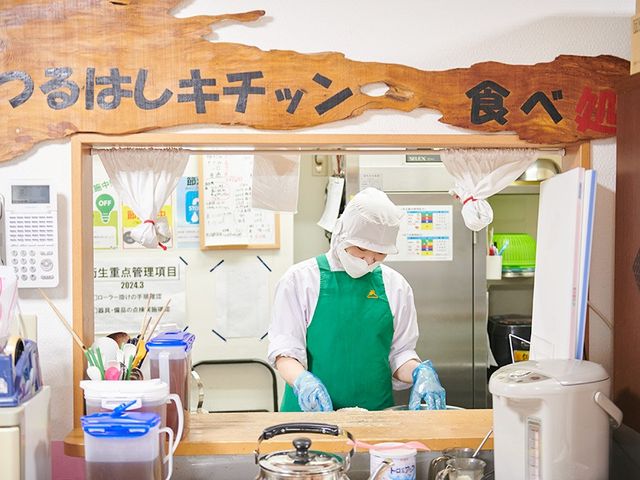 料理を準備するキッチン キッチン 明るいキッチンで、調理を担当している様子です。快適な職場環境が整っています。