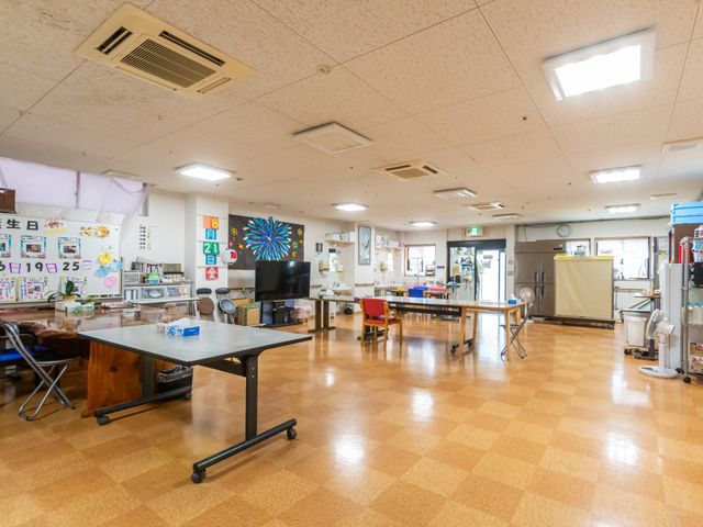 明るい食堂の様子 食堂   広い空間にテーブルがゆったり配置された食堂です。掲示物やテレビもあり、利用者の交流がしやすそうです。