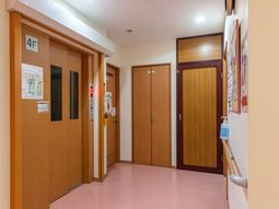 エレベーター前の廊下  