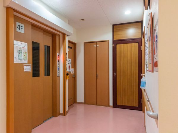 エレベーター前の廊下  