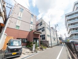 施設の外観と道路  
