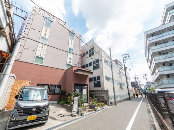 施設の外観と道路  
