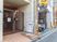 施設の入口と看板が見える外観  