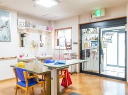 明るい作業室と洗面台  