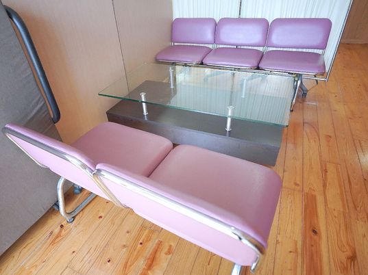 待合室の椅子とテーブル