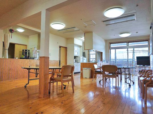 明るい共有ダイニング