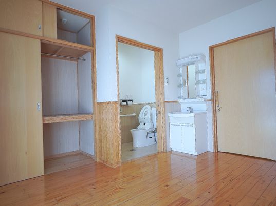 居室のクローゼットと洗面台