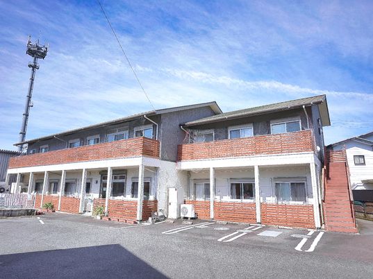 レンガ色の外観