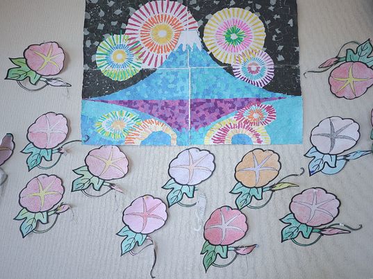 壁に飾られた花と富士山の絵