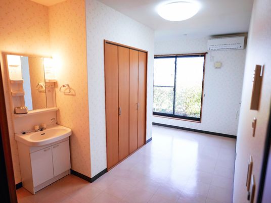 居室内の洗面台とエアコン