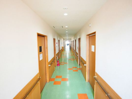 明るい施設の廊下