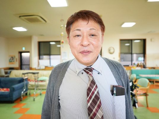 笑顔の男性と共有スペース