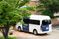施設の送迎車と中庭