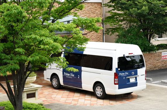 施設の送迎車と中庭