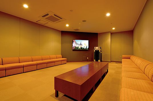 落ち着いた色合いの休憩室