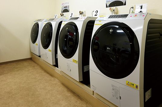 清潔な洗濯機並ぶ室内