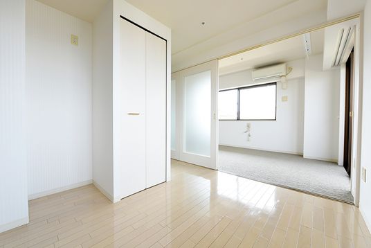 明るい居室の一角