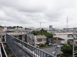 市街地を望むバルコニー