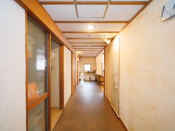 廊下の明るい空間