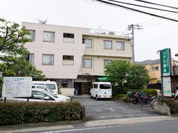 施設の外観と看板