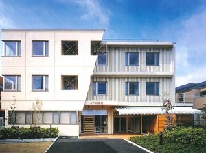 明るい外観の施設