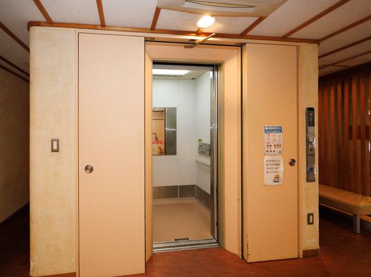 エレベーターの前の空間